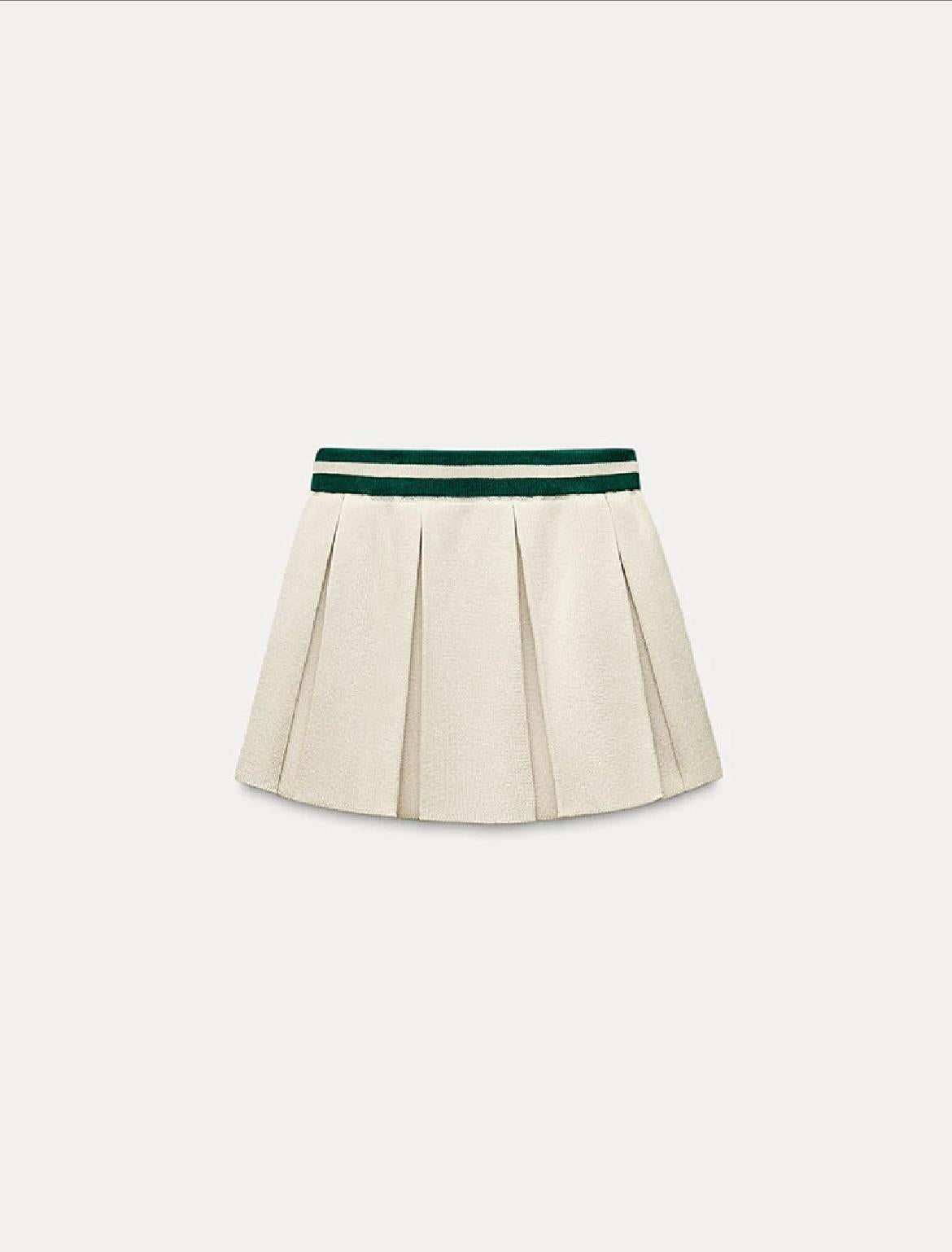 Nouvelle collection pull à revers et mini-jupe tendance